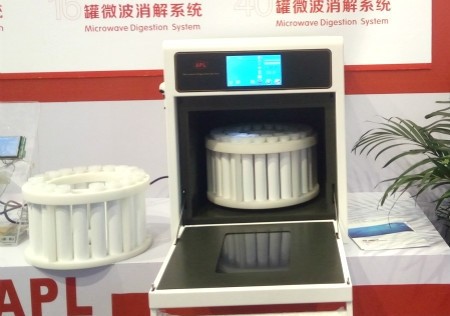 
            	消解儀是一種常用的樣品前處理設(shè)備，按自動化程度可以分為半自動消解儀和全自動消解儀；按照原理可以分為電熱消解儀和微波消解儀，目前都有比較成熟的產(chǎn)品，可以應(yīng)用到消解、萃取、蛋白質(zhì)水解等多種分析化學(xué)的樣品前處理工作中。當(dāng)前，面對日益增加的樣品種類和數(shù)量，現(xiàn)代分析水平的不斷提升加劇了快速制備分析樣品的渴求