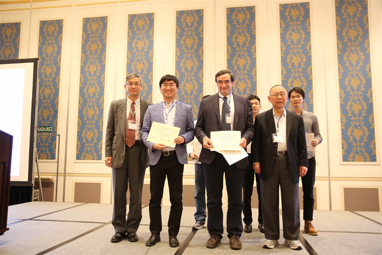 　　12月5日至8日，2017年度IEEE機(jī)器人學(xué)與仿生學(xué)國際會議(以下簡稱IEEE-ROBIO)在澳門召開，來自世界多個(gè)國家近500名機(jī)器人與仿生學(xué)相關(guān)領(lǐng)域的研究者和科學(xué)家參會，展示了最為前沿的科研成果。中國科學(xué)院沈陽自動化研究所微納米課題組博士研究生施佳林與導(dǎo)師劉連慶研究員等合作完成的論文The Fabrication of Au Nanowire by Phase-control Mode of USV-assisted AFM Nanomachining獲得了本次會議的T. J. Tarn 機(jī)器人