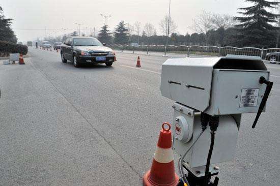 　　12月13日，記者從環(huán)保部組織的中央媒體對河南大氣污染防治集中采訪活動中獲悉，河南鄭州市在黃標(biāo)車全部清零和油品全部升級的基礎(chǔ)上，嚴(yán)格管控機(jī)動車，成為全國依據(jù)遙感監(jiān)測數(shù)據(jù)執(zhí)法的城市，并在全國率先劃定高排放非道路移動機(jī)械禁用區(qū)域、率先對重型柴油車實(shí)施“雙降”改造。  (圖片來自網(wǎng)絡(luò)，侵刪) 　　據(jù)統(tǒng)計，河南鄭州市機(jī)動車保有量約340萬輛，其中，柴油車35萬余輛