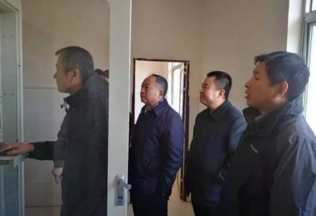 　　12月6日至8日，陜西延安市環(huán)保局黨組成員、副局長牛延都同志帶領(lǐng)市監(jiān)測站、市環(huán)保局相關(guān)人員對黃陵、宜川、延長、延川等縣區(qū)的水質(zhì)自動監(jiān)測站建設(shè)推進(jìn)情況進(jìn)行督察檢查，并就水質(zhì)自動監(jiān)測站建設(shè)的選址、施工條件、“四通一平”等進(jìn)行現(xiàn)場指導(dǎo)，并要求各相關(guān)縣區(qū)務(wù)必高度重視，嚴(yán)格按照技術(shù)規(guī)范，做好水質(zhì)自動監(jiān)測站的選址和建設(shè)工作。  　　國家地表水環(huán)境質(zhì)量監(jiān)測網(wǎng)水質(zhì)自動監(jiān)測站的監(jiān)測數(shù)據(jù)，將作為國家地表水環(huán)境質(zhì)量監(jiān)測網(wǎng)水質(zhì)自動預(yù)警及國家對地方水環(huán)境質(zhì)量評價(jià)、《水污染防治行動計(jì)劃