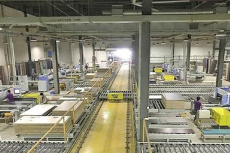 　　廣東南海出入境檢驗(yàn)檢疫局近日在全市范圍內(nèi)對企業(yè)“機(jī)器換人”的情況進(jìn)行了專項(xiàng)調(diào)研，實(shí)地走訪調(diào)研了10余家代表性企業(yè)，并通過問卷調(diào)查的形式對200家企業(yè)進(jìn)行摸底，涉及通用設(shè)備、汽摩配、鋁型材、金屬加工、電子通信等多個(gè)領(lǐng)域。調(diào)研報(bào)告顯示，通過“機(jī)器換人”，企業(yè)普遍獲得生產(chǎn)成本下降、生產(chǎn)效率提高、產(chǎn)品質(zhì)量提升、能耗降低的良好效益，但中小企業(yè)“機(jī)器換人”仍面臨資金不足，技術(shù)能力不足，專業(yè)人才缺乏和激勵政策有待進(jìn)一步完善等問題