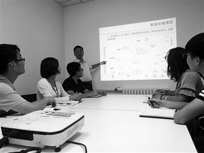 　　數(shù)據(jù)是提高企業(yè)管理水平、認(rèn)識行業(yè)發(fā)展規(guī)律、促進(jìn)科學(xué)發(fā)展的重要基礎(chǔ)，電力統(tǒng)計(jì)數(shù)據(jù)作為能源領(lǐng)域和宏觀經(jīng)濟(jì)的“晴雨表”，在反映經(jīng)濟(jì)發(fā)展?fàn)顩r、監(jiān)測經(jīng)濟(jì)政策運(yùn)行成效等方面發(fā)揮著重要作用。 團(tuán)隊(duì)成員討論數(shù)據(jù)處理模型方案 　　然而，隨著電力統(tǒng)計(jì)數(shù)據(jù)的統(tǒng)計(jì)范圍、數(shù)據(jù)精度、報(bào)送時(shí)效、分析深度等要求不斷提高，現(xiàn)有的統(tǒng)計(jì)方法和系統(tǒng)存在的問題日益凸顯