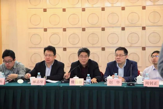 　　日前，在國家科技重大專項(xiàng)事故容錯燃料研發(fā)項(xiàng)目專家委員會第二次全體會議上，中國廣核集團(tuán)(以下簡稱中廣核)宣布，由中廣核首倡的事故容錯燃料已從概念、材料研究開始轉(zhuǎn)向工程示范研究，這標(biāo)志著近50年以來核燃料領(lǐng)域最大的一次技術(shù)革命取得了積極進(jìn)展。  　　安全性與經(jīng)濟(jì)性事關(guān)核電產(chǎn)業(yè)的生存與發(fā)展，而核燃料更是核電安全的關(guān)鍵和源頭