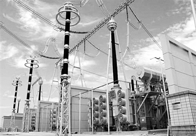 　　特高壓交流變壓器用硅鋼一直是國外企業(yè)領(lǐng)先的技術(shù)領(lǐng)域，在國際貿(mào)易中往往出現(xiàn)供貨周期長、價(jià)格水平高的情況。與國外特高壓變壓器硅鋼產(chǎn)品“奇貨可居”的地位相比，國產(chǎn)高性能取向硅鋼在磁性能、質(zhì)量穩(wěn)定性和成材率等技術(shù)難點(diǎn)上亟待突破，而且需要實(shí)現(xiàn)特高壓變壓器硅鋼片的設(shè)計(jì)選型標(biāo)準(zhǔn)及其在復(fù)雜工況條件下應(yīng)用性能檢測(cè)和評(píng)估方法的創(chuàng)新