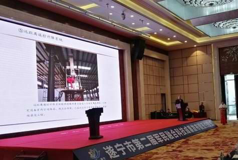 　　“胥局長，研究院的電鏡都安裝調(diào)試好了，正好可以加入共享平臺(tái)。”12月14日，在四川遂寧市第二屆軍民融合科技成果項(xiàng)目發(fā)布會(huì)現(xiàn)場(chǎng)，遂寧經(jīng)開區(qū)四川石墨烯應(yīng)用產(chǎn)業(yè)技術(shù)研究院負(fù)責(zé)人漆長席，主動(dòng)找到了遂寧市科學(xué)技術(shù)和知識(shí)產(chǎn)權(quán)局局長胥曉兵，要將一臺(tái)可放大22萬倍的進(jìn)口電鏡納入軍民融合大型科學(xué)儀器共享平臺(tái)