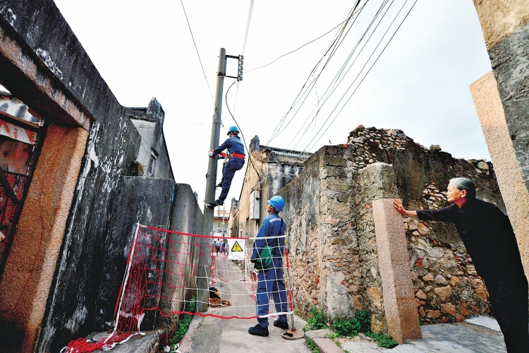 　　
廣東電網(wǎng)公司汕頭供電局運(yùn)維人員在對(duì)舊線路進(jìn)行改造。 潘軍 攝

　　12月8日，廣東電網(wǎng)公司召開深化區(qū)域聯(lián)動(dòng)啟動(dòng)會(huì)，研究部署深化區(qū)域聯(lián)動(dòng)各項(xiàng)工作，通過區(qū)域聯(lián)動(dòng)平臺(tái)，實(shí)施一、三梯隊(duì)供電局間“一對(duì)一”精準(zhǔn)幫扶，進(jìn)一步解決發(fā)展不平衡、不協(xié)調(diào)的問題，助力該公司率先建成“兩精兩優(yōu)，國際一流”的省級(jí)電網(wǎng)企業(yè)，真正讓人民群眾用好電