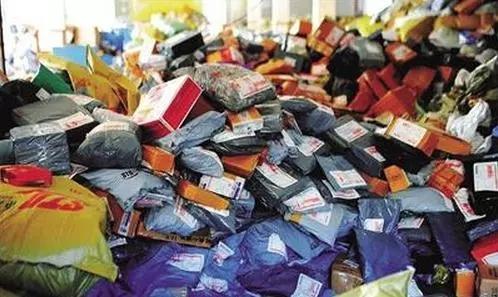 
            	近日，十部門聯(lián)合推進快遞綠色包裝，一場行業(yè)巨變來了！十部門聯(lián)合推進快遞綠色包裝垃圾分類，需要意識的提高，從源頭上減少垃圾的生成，也是其中一方面，最近幾年，一種新型垃圾越來越多，那就是快遞包裝制造的垃圾。臨近歲末，加上商家促銷，很多人都在網(wǎng)上不停地買買買，數(shù)據(jù)顯示，在我國，每天大概有一億個快遞包裹在路上跑，隨之而來的紙箱、泡沫塑料、膠帶這些包裝垃圾也就越來越多