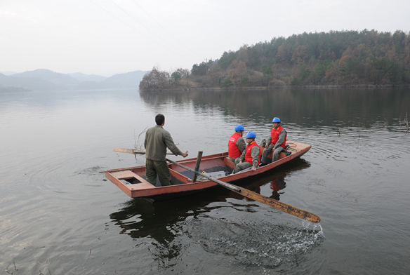 
            	 近日，湖北丹江口供電公司加大智能電表的更換力度，解決所在轄區(qū)庫區(qū)抄表出行難的問題。據(jù)悉，丹江口供電公司所在庫區(qū)共有3600余塊電表需更換成低壓智能電表，其中，土關(guān)埡鎮(zhèn)2200塊電表已全部完成更換，牛河鎮(zhèn)已更換電表938塊，還有500余塊未更換