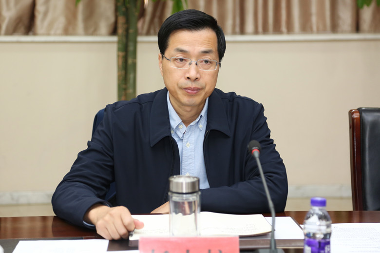 12月12日，長興縣委副書記、縣長楊中校帶隊到超威開展“三聯(lián)三幫”活動?？h委常委、常務副縣長樓秋紅，縣領導錢衛(wèi)華以及縣府辦、發(fā)改委、經(jīng)信委、財政局、環(huán)保局、科創(chuàng)委、國稅局、畫溪街道等主要負責人參加座談會