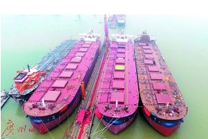 
            	昨日，廣船國際有限公司為澳大利亞知名的鐵礦石出口商FMG集團建造的1艘26.1萬噸超大型礦砂船(VLOC)在廣州市南沙區(qū)命名。命名嘉賓朱麗葉?夏特伍茲將這艘巨輪命名為“瑪綈爾達(MATILDA)”號