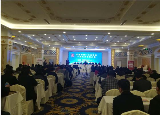 　　12月8日-9日，江蘇閥協(xié)在江蘇鹽城濱海舉行八屆五次會員大會，來自中國閥協(xié)、中石化南京閥門供應(yīng)儲備中心、合肥通用機(jī)械研究院閥門事業(yè)部的領(lǐng)導(dǎo)和全體會員企業(yè)領(lǐng)導(dǎo)及代表約230多人齊聚濱海參加了此次會員大會，大家集中在一起暢所欲言，共謀江蘇閥門產(chǎn)業(yè)的發(fā)展大計，以此進(jìn)一步開拓閥門市場。這次會議參會者之多，是歷次會員大會參會人數(shù)最多一次，大家興高采烈聚集一起，在協(xié)會大平臺上相互交流，促進(jìn)行業(yè)進(jìn)步發(fā)展