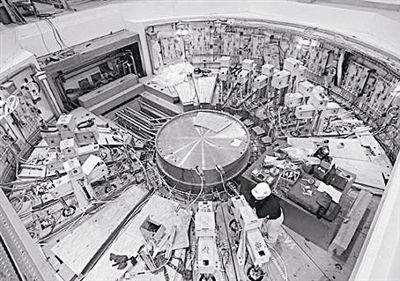 　　“作為用戶裝置，衡量成功與否的主要標(biāo)準(zhǔn)是用戶獲得的科學(xué)技術(shù)成果和對滿足國家戰(zhàn)略需求的貢獻(xiàn)。”12月14日，中國散裂中子源工程總指揮、中科院院士陳和生在散裂中子源工程科學(xué)技術(shù)委員會第四次會議上激動地說，“一期的三臺譜儀數(shù)量太少，也無法開展高精度測量及動力學(xué)、中子物理和技術(shù)等方面的研究