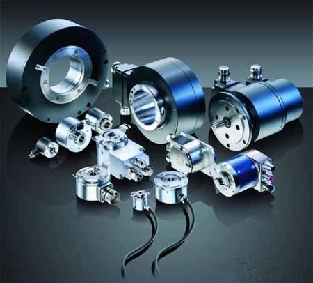 　　工信部12月14日公布《促進(jìn)新一代人工智能產(chǎn)業(yè)發(fā)展三年行動計劃(2018-2020年)》，通過實施四項重點任務(wù)，力爭到2020年，一系列人工智能標(biāo)志性產(chǎn)品取得重要突破，在若干重點領(lǐng)域形成國際競爭優(yōu)勢，人工智能和實體經(jīng)濟(jì)融合進(jìn)一步深化，產(chǎn)業(yè)發(fā)展環(huán)境進(jìn)一步優(yōu)化。 (圖片來自于網(wǎng)絡(luò)，侵刪) 　　行動目標(biāo)包括：人工智能重點產(chǎn)品規(guī)?；l(fā)展，智能網(wǎng)聯(lián)汽車技術(shù)水平大幅提升，智能服務(wù)機(jī)器人實現(xiàn)規(guī)模化應(yīng)用，智能無人機(jī)等產(chǎn)品具有較強(qiáng)全球競爭力，醫(yī)療影像輔助診斷系統(tǒng)等擴(kuò)大臨床應(yīng)用，視頻圖像識別、智能語音