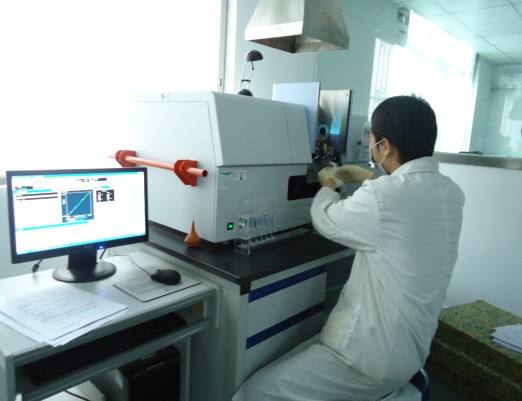 　　12月13日，記者從北京市疾控中心食品安全風(fēng)險監(jiān)測工作媒體開放日活動獲悉，北京市已初步建立“農(nóng)田—餐桌—醫(yī)院”全過程的食品安全風(fēng)險監(jiān)測體系，全市870余個采樣點采集食品污染物及有害因素監(jiān)測數(shù)據(jù)，守護(hù)著市民“舌尖上的安全”。  (圖片來自網(wǎng)絡(luò)，侵刪) 　　疾控中心，在很多人的印象里，似乎總與病毒、傳染病等聯(lián)系在一起，其實，它還承擔(dān)著食品安全風(fēng)險監(jiān)測的工作