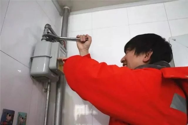 　　“足不出戶就能交燃?xì)赓M(fèi)，太方便啦！”記者從北京順義市政控股有限責(zé)任公司獲悉，該公司正在積極啟動(dòng)升級(jí)更換“智能遠(yuǎn)傳”燃?xì)獗砉こ?，將陸續(xù)對(duì)港馨東區(qū)、瀾西園三區(qū)等20個(gè)小區(qū)17898戶IC卡表用戶，免費(fèi)更換新版“智能遠(yuǎn)傳”燃?xì)獗?，新燃?xì)獗戆惭b后，居民將實(shí)現(xiàn)足不出戶充值燃?xì)赓M(fèi)。據(jù)悉，該工程預(yù)計(jì)本月底前全部更換完畢