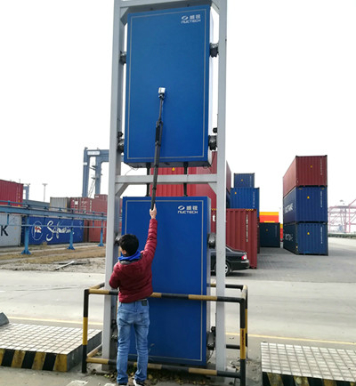 　　近年來(lái)，江蘇省南京市承辦承接了青奧會(huì)、國(guó)家公祭日越來(lái)越多的大型活動(dòng)。為了保障各類活動(dòng)場(chǎng)所、公共設(shè)施的安全，出入境檢驗(yàn)檢疫局在機(jī)場(chǎng)、港口等區(qū)域安裝了行人行李放射性監(jiān)測(cè)系統(tǒng)、通道式車輛放射性監(jiān)測(cè)系統(tǒng)，防止不明來(lái)歷放射性物質(zhì)對(duì)公共安全造成危害