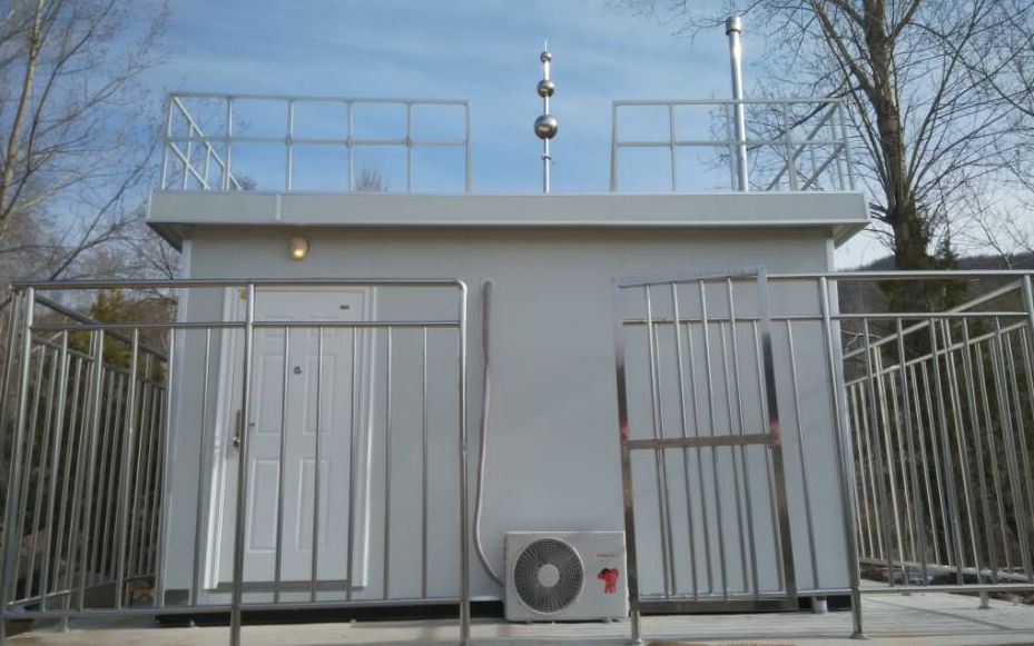 　　近日，浙江省溫州市環(huán)保局抽調(diào)3名專家會(huì)同監(jiān)測(cè)設(shè)備廠家、運(yùn)維公司專業(yè)技術(shù)人員，對(duì)蒼南縣6個(gè)鄉(xiāng)鎮(zhèn)的環(huán)境空氣自動(dòng)監(jiān)測(cè)站進(jìn)行項(xiàng)目驗(yàn)收。  (圖片來(lái)自網(wǎng)絡(luò)，侵刪) 　　驗(yàn)收組現(xiàn)場(chǎng)查看了鄉(xiāng)鎮(zhèn)環(huán)境空氣自動(dòng)監(jiān)測(cè)站，檢查設(shè)備試運(yùn)行情況、巡檢相關(guān)記錄、查閱驗(yàn)收技術(shù)資料，并召開(kāi)專家評(píng)審會(huì)，提出評(píng)審意見(jiàn)