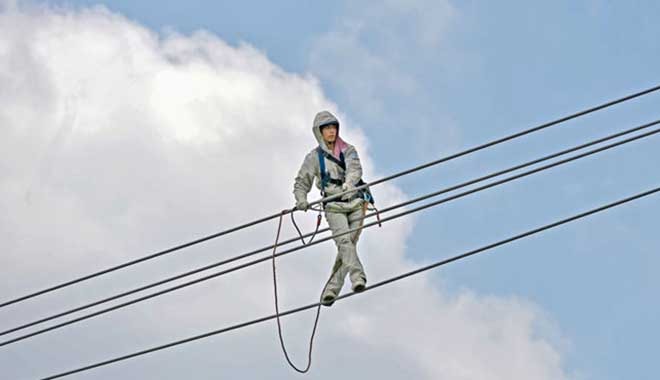 武漢人胡洪煒，39歲，高級技師，湖北省電力公司檢修公司輸電檢修中心帶電二班班長。2009年，他成功完成世界首次±80萬伏特高壓帶電作業(yè)，使我國成為全球首個(gè)開展特高壓帶電作業(yè)的國家