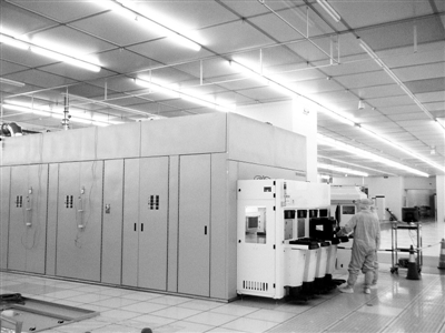 　　日前，中電科電子裝備集團(tuán)有限公司(以下簡(jiǎn)稱電科裝備)傳來(lái)好消息，自主研發(fā)的國(guó)內(nèi)首臺(tái)中束流離子注入機(jī)在中芯國(guó)際大生產(chǎn)線上穩(wěn)定流片逾200萬(wàn)，首臺(tái)200mmCMP設(shè)備實(shí)現(xiàn)了銷(xiāo)售。這是電科裝備承擔(dān)“極大規(guī)模集成電路制造裝備及成套工藝”科技重大專項(xiàng)(以下簡(jiǎn)稱02專項(xiàng))所取得重大成果的縮影