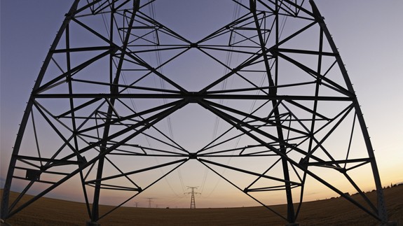 
            	日前，英國推出了一款新的電網(wǎng)技術(shù)原型，預(yù)計(jì)每年為能源消費(fèi)者節(jié)約10億英鎊。新的電網(wǎng)技術(shù)可為英國消費(fèi)者每年節(jié)省10億英鎊法拉第電網(wǎng)公司聲稱，其法拉第交換機(jī)有可能允許電網(wǎng)在不增加成本的情況下整合更高水平的可再生能源