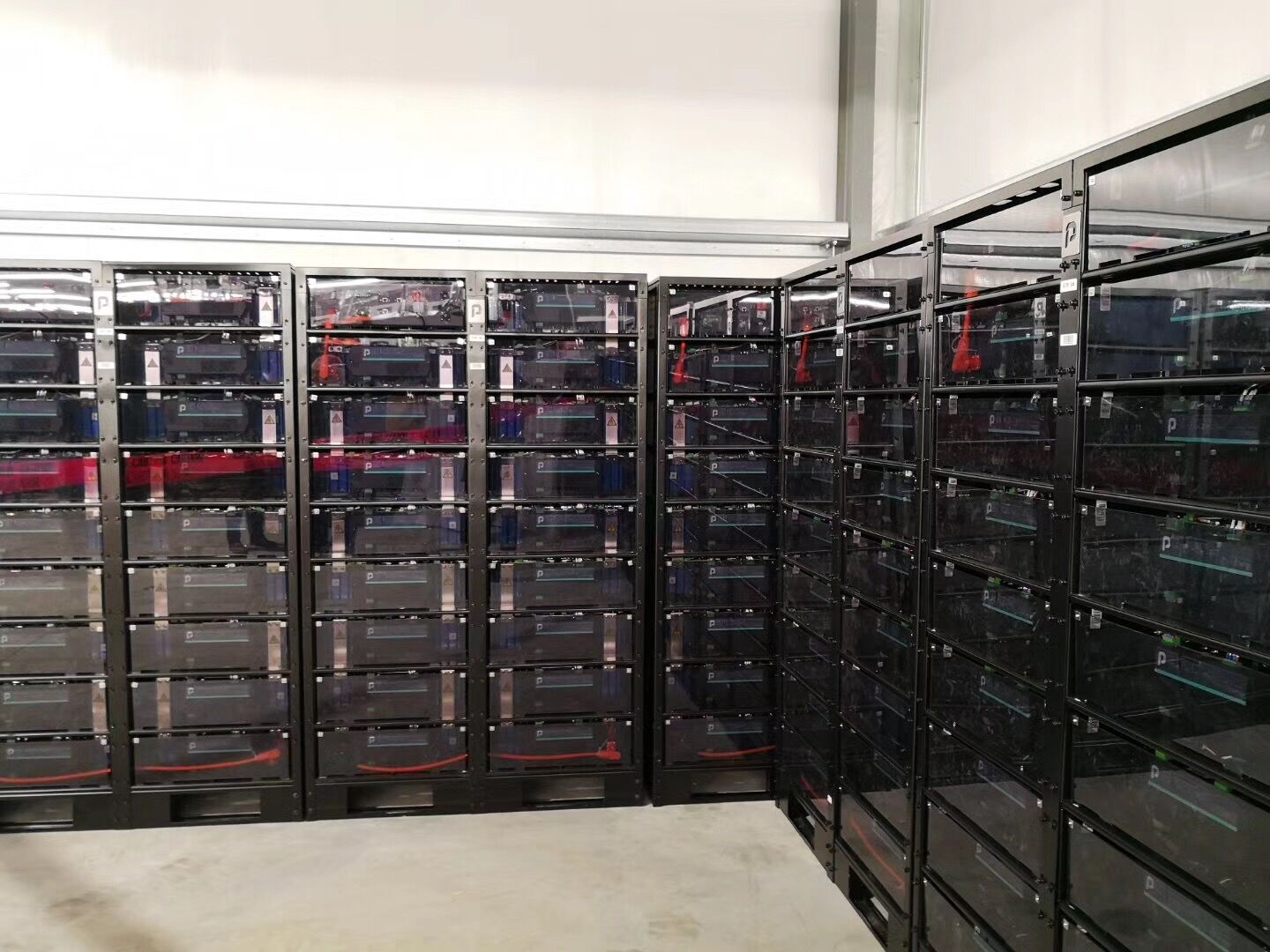 
	 


	中國儲能網(wǎng)訊：12月13日，由力信（江蘇）能源科技有限責(zé)任公司配套的北美最大的40.8MWh電網(wǎng)服務(wù)儲能系統(tǒng)在加拿大多倫多開始并網(wǎng)運(yùn)行。力信能源總裁侯小賀等出席并網(wǎng)儀式