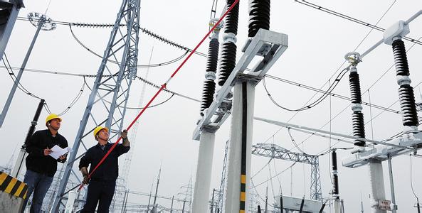 　　12月14日，國(guó)家發(fā)展和改革委員會(huì)正式印發(fā)《關(guān)于張北柔性直流電網(wǎng)試驗(yàn)示范工程核準(zhǔn)的批復(fù)》(發(fā)改能源〔2017〕2151號(hào))，核準(zhǔn)建設(shè)河北省張北縣柔性直流電網(wǎng)試驗(yàn)示范工程。該工程建成后，將成為世界上電壓等級(jí)最高、輸送容量最大的柔性直流電網(wǎng)工程