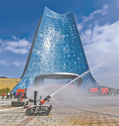 　　12月17日，在浙江梅山開(kāi)發(fā)建設(shè)即將迎來(lái)十周年之際，總投資3億元的中信重工開(kāi)誠(chéng)特種機(jī)器人(梅山)產(chǎn)業(yè)基地一期正式投產(chǎn)。作為助力浙江寧波“中國(guó)制造2025”試點(diǎn)示范城市建設(shè)重要項(xiàng)目之一，這個(gè)項(xiàng)目從簽約到投產(chǎn)不到四個(gè)月時(shí)間，創(chuàng)下了同類(lèi)項(xiàng)目投產(chǎn)新紀(jì)錄