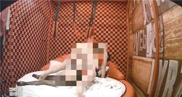 
            	智能家電變偷窺狂是真的嗎？最近，一則消息令網(wǎng)友們紛紛擔心起了自己的節(jié)操――多個黃網(wǎng)上都爆出了大量偷拍的性愛視頻，這些視頻還打著某著名只能攝像頭的水印！這些視頻到底是怎么來的呢？網(wǎng)友們對此議論紛紛，有說這是通過入侵偷拍而來的，有說這是內鬼泄漏出去的，有說這是競爭對手抹黑生造出來的。除了像小編這樣沒有性生活的人外，大家都對此憂心忡忡，畢竟絕大部分人并不熱衷于飾演黃片的主角，即使演對手戲的是蒼老師加藤老師也是如此