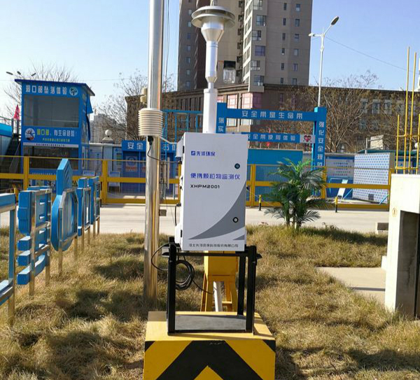 　　近日，河北石家莊市在全市所有鄉(xiāng)鎮(zhèn)(街道)、主要建筑工地、國省道干線共計(jì)903個(gè)監(jiān)測點(diǎn)位建設(shè)的網(wǎng)格化小型空氣質(zhì)量監(jiān)測站建成并投入試運(yùn)行，實(shí)現(xiàn)了對(duì)全市區(qū)域?qū)嵤┚W(wǎng)格化空氣質(zhì)量監(jiān)測的全覆蓋。  位于建筑工地的小型空氣質(zhì)量監(jiān)測站