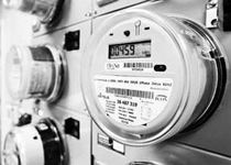 　　“吳江同里北聯(lián)村8號(hào)臺(tái)區(qū)，用戶編號(hào)：6580012576，表箱號(hào)：0603271856，用戶家中斷電，請立即前往檢查。”16日10時(shí)01分，一條信息出現(xiàn)在江蘇蘇州市吳江區(qū)同里供電所所長王明中隨身攜帶的電力搶修智能移動(dòng)終端上