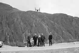 
　　長治供電公司工作人員啟動無人機(jī)，準(zhǔn)備巡檢線路。

　　“阿茲線18-19號跨江區(qū)段驗(yàn)收完畢，發(fā)現(xiàn)一處導(dǎo)線斷股