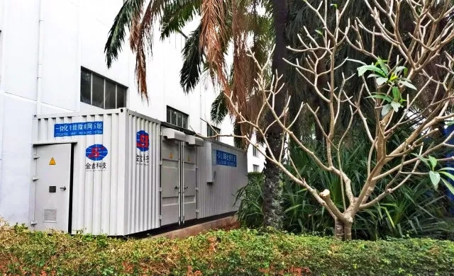 
	 


	△ 金盤電氣廠區(qū)微電網(wǎng)儲(chǔ)能項(xiàng)目


	中國(guó)儲(chǔ)能網(wǎng)訊：2017年12月12日，由圣陽電源與金盤電氣合作開發(fā)的金盤電氣廠區(qū)微電網(wǎng)儲(chǔ)能項(xiàng)目已經(jīng)正式投運(yùn)，項(xiàng)目位于海南省?？谑薪鸨P電氣工廠內(nèi)，是兆瓦級(jí)實(shí)用型工業(yè)微電網(wǎng)儲(chǔ)能項(xiàng)目。該項(xiàng)目的投運(yùn)，即可滿足廠區(qū)在離網(wǎng)時(shí)光伏電站正常發(fā)電，部分重要負(fù)荷場(chǎng)所不間斷供電的需求；又可在并網(wǎng)時(shí)參與調(diào)峰調(diào)頻、削峰填谷，提高電網(wǎng)運(yùn)行質(zhì)量和節(jié)省用電成本，可謂一舉多得