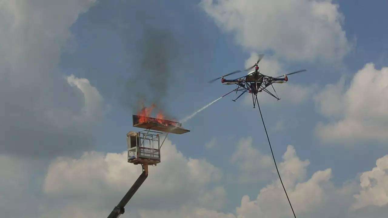 　　日前，中國航天科工二院二部自主設計研發(fā)高層樓宇無人機滅火系統(tǒng)。該系統(tǒng)可以隨樓宇或消防車輛靈活配置，不受高度及道路交通限制，具備靈活機動、操作便捷、精準打擊等多重優(yōu)勢，并且滅火系統(tǒng)反應迅速，成本較低，具備良好的應用價值及市場前景