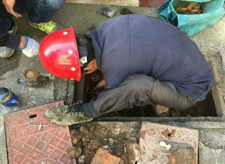 　　為進一步加強水表在線管理，提高計量效率，保障用戶用水需求。2017年安徽池州供水有限公司水表檢定中心聯(lián)合各部門對碧荷苑等老舊小區(qū)進行了水表周檢輪換工作