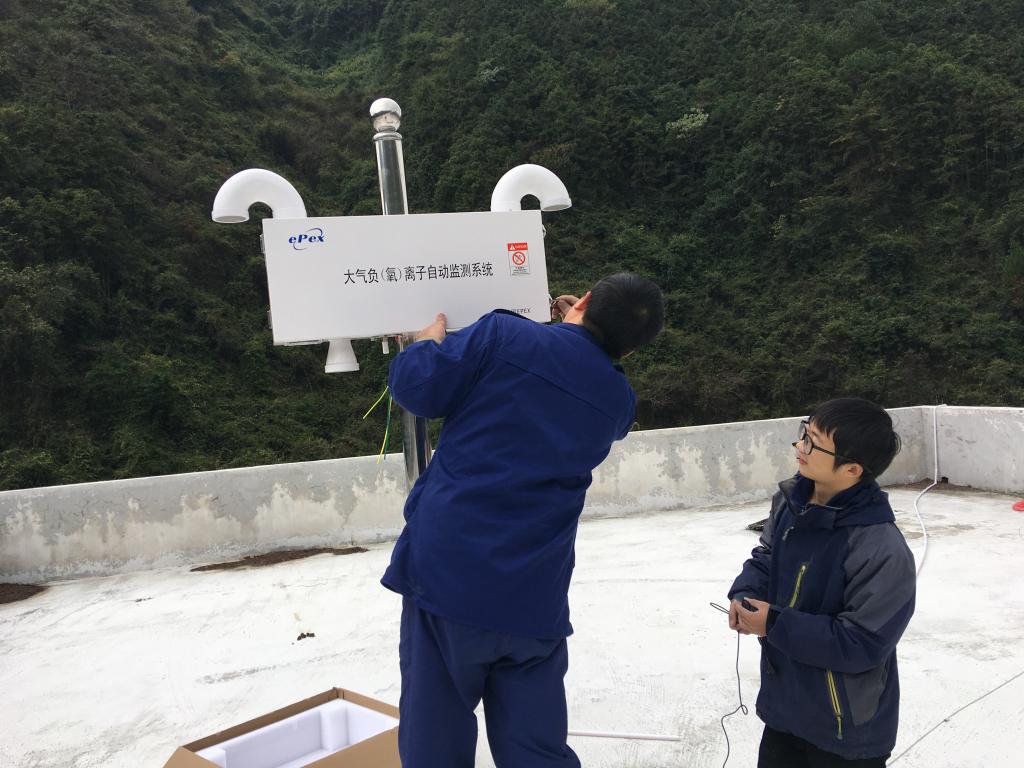 　　12月18日，湖南寧遠縣新建的4個大氣負氧離子監(jiān)測站順利建成并投入使用，目前監(jiān)測站運行穩(wěn)定，每分鐘采集一次數(shù)據傳輸?shù)椒掌?，根據短期采集的?shù)據顯示每立方厘米負氧離子數(shù)量峰值高達10772個。  圖為工作人員正在安裝調試儀器