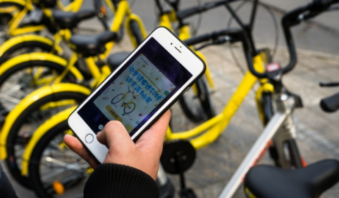 
            	自2016年下半年以來(lái)，共享單車的出現(xiàn)有效的解決了城市交通的“痛點(diǎn)”，對(duì)于許多上班族來(lái)說，從家到地鐵站或從地鐵到單位的“最后一兩公里”因而發(fā)生了質(zhì)的變化。包括“用手機(jī)即可完成借車、還車、繳費(fèi)等全過程；全國(guó)通用、車輛動(dòng)態(tài)GPS定位；可預(yù)約用車、可隨時(shí)隨地借車還車；設(shè)置信用制度，建立良好的用戶監(jiān)督機(jī)制