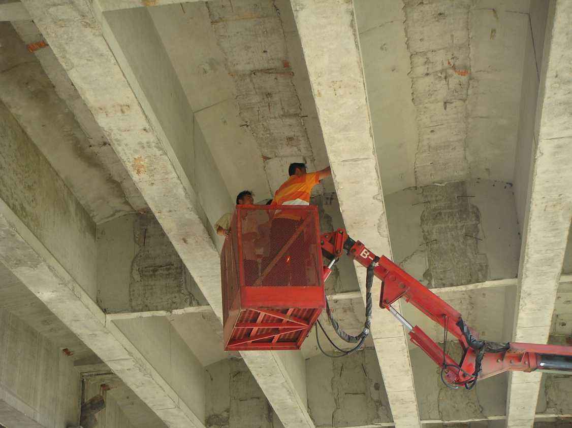 　　近日，浙江嘉興市南湖區(qū)公路部門對全區(qū)縣道上的97座橋梁完成了一次全面的“健康體檢”，發(fā)現(xiàn)大部分的橋梁安全狀況保持得不錯，但是有一座橋梁十分危險，目前已在拆除重建中。  (圖片來自網絡，侵刪) 　　為準確掌握公路橋梁運行狀況，防范重大公路橋梁安全事故，委托專業(yè)橋梁檢測機構對轄區(qū)內縣道及以上所有橋梁進行全面檢測