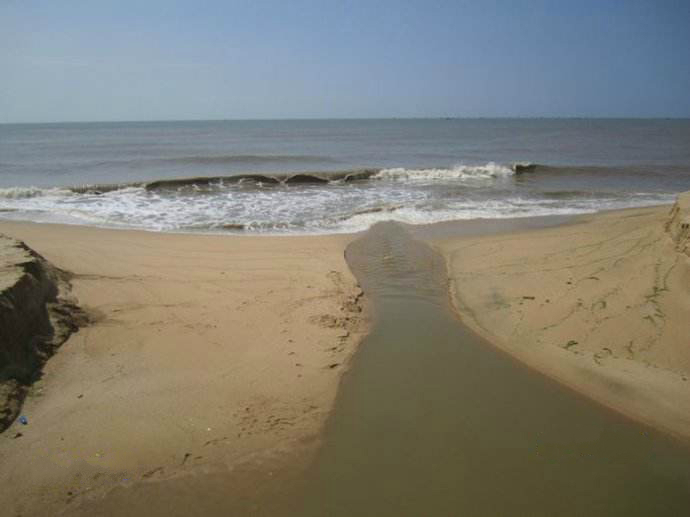 　　坐小船沿河而下，不時看看水準儀上的數(shù)據，拿筆在本子上記錄時間、水位等數(shù)據……日前，浙江溫嶺市水利局測量隊的隊員們對分布在溫嶺全市的59個河道自然淤積監(jiān)測斷面進行監(jiān)測，為溫嶺20條河道做了一次“體檢”。  (圖片來自網絡，侵刪) 　　“我們每年年中、年底都要進行一次測量，利用測深儀、水準儀等對水深、水位高差等進行測量，并將數(shù)據整理歸檔，通過計算分析河道淤積情況