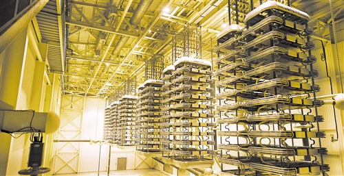 截至12月18日，±660千伏寧夏—山東直流輸電工程外送電量累計(jì)突破2000億千瓦時(shí)，其中2017年外送電量首次達(dá)到300億千瓦時(shí)。 寧夏－山東直流輸電工程線路全長(zhǎng)約1335千米，途經(jīng)寧夏、陜西、山西、河北、山東五省區(qū)，額定輸送容量為400萬(wàn)千瓦時(shí)，是國(guó)家在推進(jìn)西部大開發(fā)戰(zhàn)略中實(shí)施“西電東送”的重要通道，有力促進(jìn)能源資源優(yōu)化配置，帶動(dòng)了西部地區(qū)經(jīng)濟(jì)發(fā)展