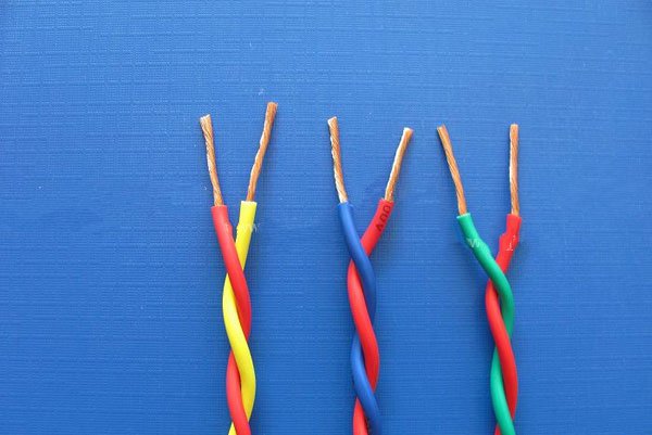 　　為了全面貫徹落實(shí)《國務(wù)院辦公廳關(guān)于西安地鐵“問題電纜”事件調(diào)查處理情況及其教訓(xùn)的通報》(國辦發(fā)〔2017〕56號)，全國、省、市電線電纜生產(chǎn)企業(yè)專項整治工作會議精神及相關(guān)文件的要求。遼寧沈陽市質(zhì)監(jiān)局依據(jù)《中華人民共和國工業(yè)產(chǎn)品生產(chǎn)許可證管理條例》、《中華人民共和國工業(yè)產(chǎn)品生產(chǎn)許可證管理條例實(shí)施辦法》等法律法規(guī)，對19家電線電纜生產(chǎn)許可證獲證企業(yè)進(jìn)行了檢查，共發(fā)現(xiàn)16家企業(yè)，存在的40余項問題