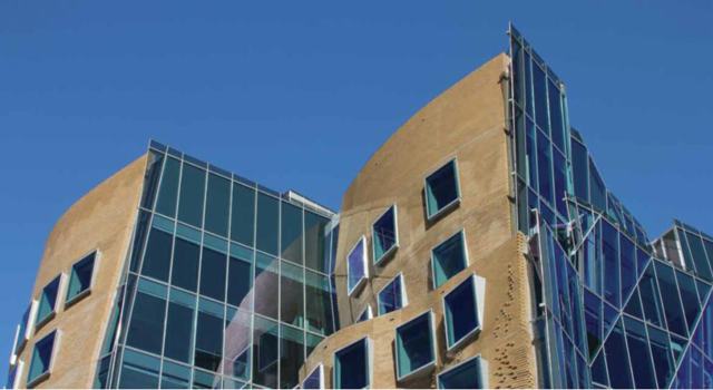 
	中國(guó)儲(chǔ)能網(wǎng)訊：微電網(wǎng)構(gòu)建分布式能源多樣化應(yīng)用場(chǎng)景 



	無(wú)論是在離岸的海島、偏遠(yuǎn)的邊疆無(wú)人地區(qū)，抑或是在人群密集的都市樓宇、社區(qū)、工廠，人們?cè)絹?lái)越多的看到分布式能源應(yīng)用的場(chǎng)景。例如，分布式光伏、風(fēng)力發(fā)電搭配柴油發(fā)電機(jī)組成的微電網(wǎng)，保障遙遠(yuǎn)小島上漁民的全部用能需求；又如，天然氣冷熱電三聯(lián)供（CCHP）、分布式可再生能源技術(shù)被集成到城市社區(qū)微電網(wǎng)系統(tǒng)中，為居民和企業(yè)提供本地生產(chǎn)的且經(jīng)濟(jì)高效的電力、熱水以及制冷服務(wù)