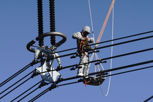 
            	12月19日11點10分，在濟南章丘的1000千伏泉樂Ⅱ線83號鐵塔上，山東特高壓首次完成帶電消缺，標志著國網(wǎng)山東省電力公司在電網(wǎng)運維檢修領(lǐng)域達到世界領(lǐng)先水平。與停電消缺相比，本次帶電作業(yè)減少停電2個小時，在“迎峰度冬”的關(guān)鍵時期，增供電量95萬千瓦時