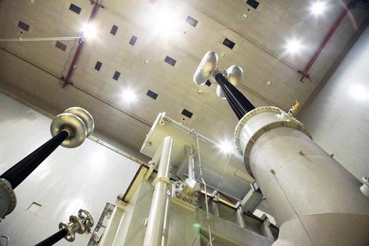 
            	常州東芝公司自主研制的1000kV單相雙繞組電力變壓器12月16日上午，山東電工電氣集團常州東芝公司自主研制的1000kV單相雙繞組電力變壓器（DFP－265MVA／1000kV）順利通過新產(chǎn)品技術(shù)鑒定。 此次新產(chǎn)品技術(shù)鑒定會，由中國電力企業(yè)聯(lián)合會在常州組織召開，來自中國電力企業(yè)聯(lián)合會、國家電網(wǎng)公司、機械工業(yè)北京電工技術(shù)經(jīng)濟研究所等單位的領(lǐng)導(dǎo)和知名變壓器行業(yè)專家，以及神華勝利電廠等用戶代表應(yīng)邀參加鑒定會