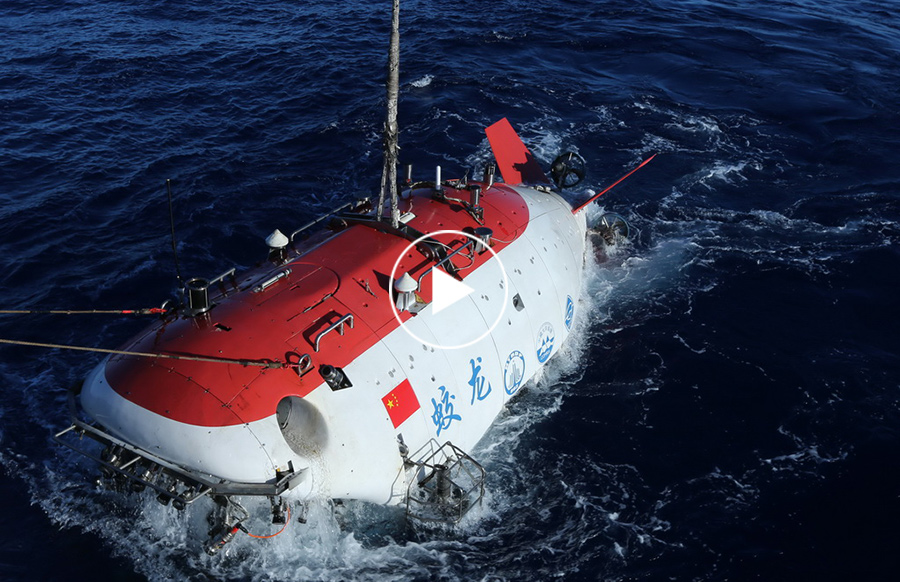 　　16世紀(jì)人類進(jìn)入海洋，21世紀(jì)人類深入海洋。  圖片來自新華社 　　經(jīng)過長期努力，特別是黨的十八大以來，以“蛟龍”號載人潛水器、“科學(xué)”號科考船投入應(yīng)用為代表，我國快速挺入“國際深海俱樂部”
