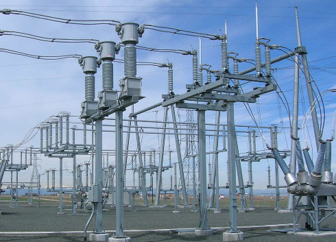 　　12月15日上午9時(shí)42分，江西省電力調(diào)度控制中心調(diào)度臺(tái)批復(fù)許可九江生產(chǎn)運(yùn)營中心試運(yùn)行，調(diào)度關(guān)系由調(diào)度風(fēng)電場(chǎng)轉(zhuǎn)為調(diào)度運(yùn)營中心，江西中電投新能源發(fā)電有限公司九江生產(chǎn)運(yùn)營中心遠(yuǎn)程集中監(jiān)控系統(tǒng)正式投入試運(yùn)行，實(shí)現(xiàn)了對(duì)多個(gè)新能源電站跨地區(qū)遠(yuǎn)程集中監(jiān)視和控制，標(biāo)志著江西省內(nèi)新能源公司的運(yùn)行管理水平邁上了一個(gè)新臺(tái)階。  (圖片來自于網(wǎng)絡(luò)，侵刪) 　　這是江西省實(shí)現(xiàn)對(duì)新能源電站跨地區(qū)遠(yuǎn)程集中監(jiān)視和控制的運(yùn)營中心，目前已接入8個(gè)風(fēng)電、光伏場(chǎng)站，新能源電站運(yùn)維管理正在走向“