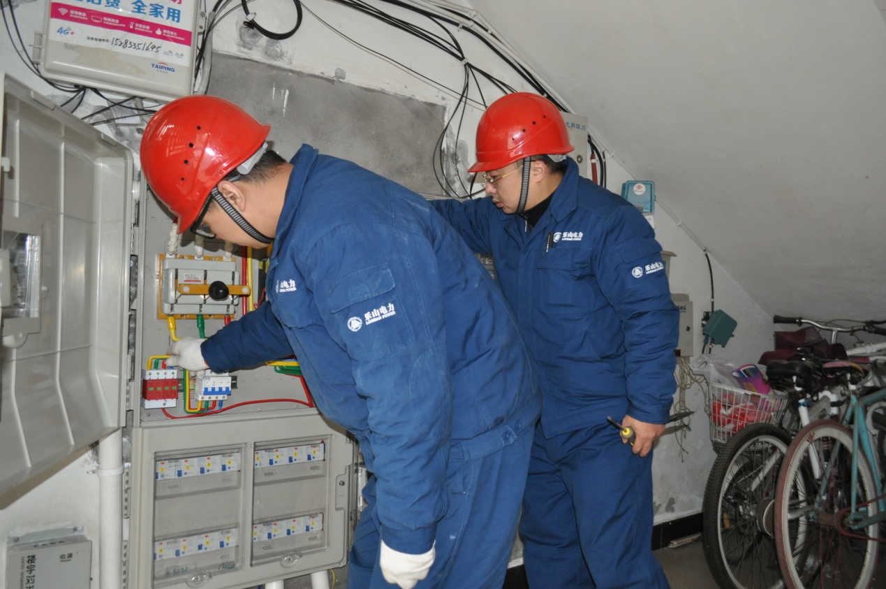 　　“智能電表改造后，了解用電情況好方便了哦！”12月13日，在四川樂山市玉津鎮(zhèn)金都花園二期樂電川犍電力公司智能電表改造現(xiàn)場(chǎng)，居民們一邊看著施工人員改造安裝智能電表，一邊樂呵呵地議論著電表改造帶來的便捷。  建管人員檢查智能電表改造質(zhì)量