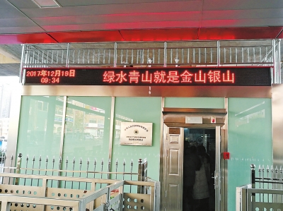 　　空氣質(zhì)量監(jiān)測(cè)站，從高樓大院里走出，走到了交通量較大的路邊。除了9個(gè)國家控制監(jiān)測(cè)點(diǎn)位外，河南鄭州市區(qū)又一新型的空氣質(zhì)量監(jiān)測(cè)點(diǎn)位，12月19日正式通過媒體亮相