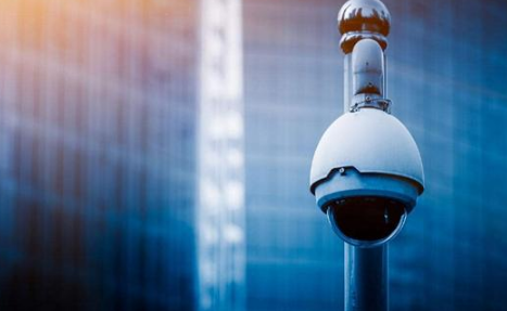 
            	我國安防產(chǎn)業(yè)萌芽于上個(gè)世紀(jì)七十年代末和八十年代初，雖然比國外發(fā)達(dá)國家起步晚了近20年，但一路發(fā)展過來也已經(jīng)走過了起步階段、初步發(fā)展階段和高速發(fā)展階段，目前步入成熟階段。未來幾年，“構(gòu)建和諧社會(huì)”、“平安建設(shè)”、“智慧城市”等將成為各級(jí)政府的長期任務(wù)