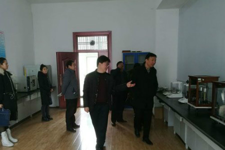 　　12月15日至16日，陜西省質(zhì)量技術(shù)監(jiān)督局組織省市專家組一行，對(duì)石泉縣食品藥品和質(zhì)量技術(shù)檢驗(yàn)檢測(cè)中心法定計(jì)量授權(quán)(擴(kuò)項(xiàng)考核)進(jìn)行檢測(cè)考核。  　　考核組組長由漢中市質(zhì)檢中心主任、計(jì)量高級(jí)工程師張洪彬擔(dān)任，偕同注冊(cè)計(jì)量師三位專家對(duì)石泉縣食品藥品和質(zhì)量技術(shù)檢驗(yàn)檢測(cè)中心擴(kuò)項(xiàng)的民用三表(水表、燃?xì)獗?、電能?項(xiàng)目進(jìn)行了考核