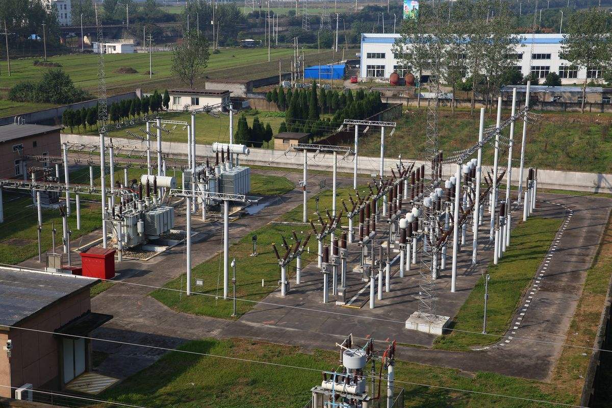 　　12月15日，湖北宜昌供電公司利用變電站智能運(yùn)維決策平臺(tái)，對(duì)充油充氣設(shè)備、智能組件柜溫濕度、主變負(fù)載率等重要設(shè)備狀態(tài)量數(shù)據(jù)進(jìn)行在線監(jiān)測(cè)，通過“大數(shù)據(jù)”分析，對(duì)設(shè)備作出狀態(tài)評(píng)估和故障預(yù)警。12月以來，宜昌公司已利用“大數(shù)據(jù)”分析方法成功預(yù)測(cè)、消除變電設(shè)備缺陷28起